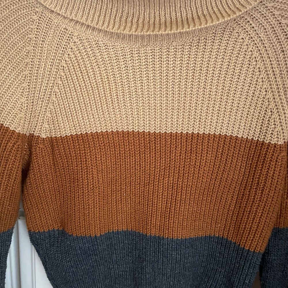 Colorblock Turtleneck Sweater - Picture 2 of 4